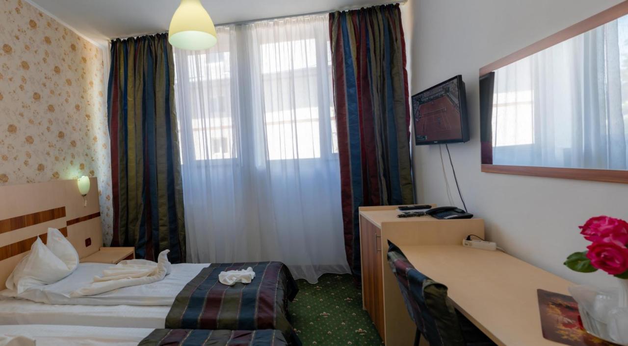 Hotel Turist Pucioasa ภายนอก รูปภาพ