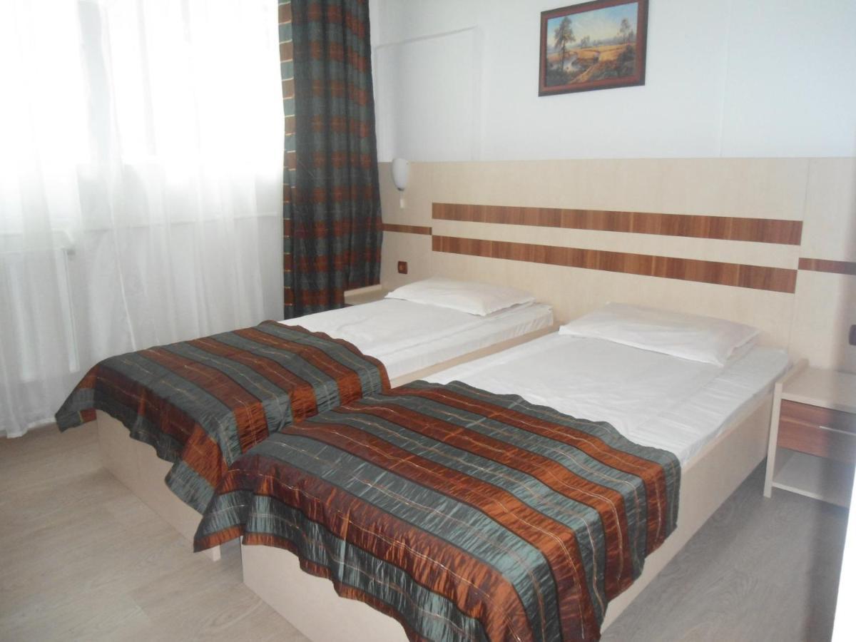 Hotel Turist Pucioasa ภายนอก รูปภาพ