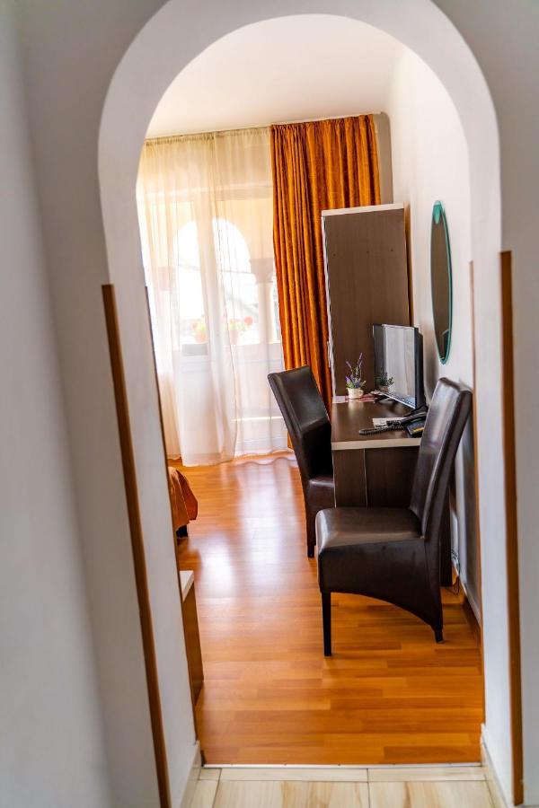 Hotel Turist Pucioasa ภายนอก รูปภาพ
