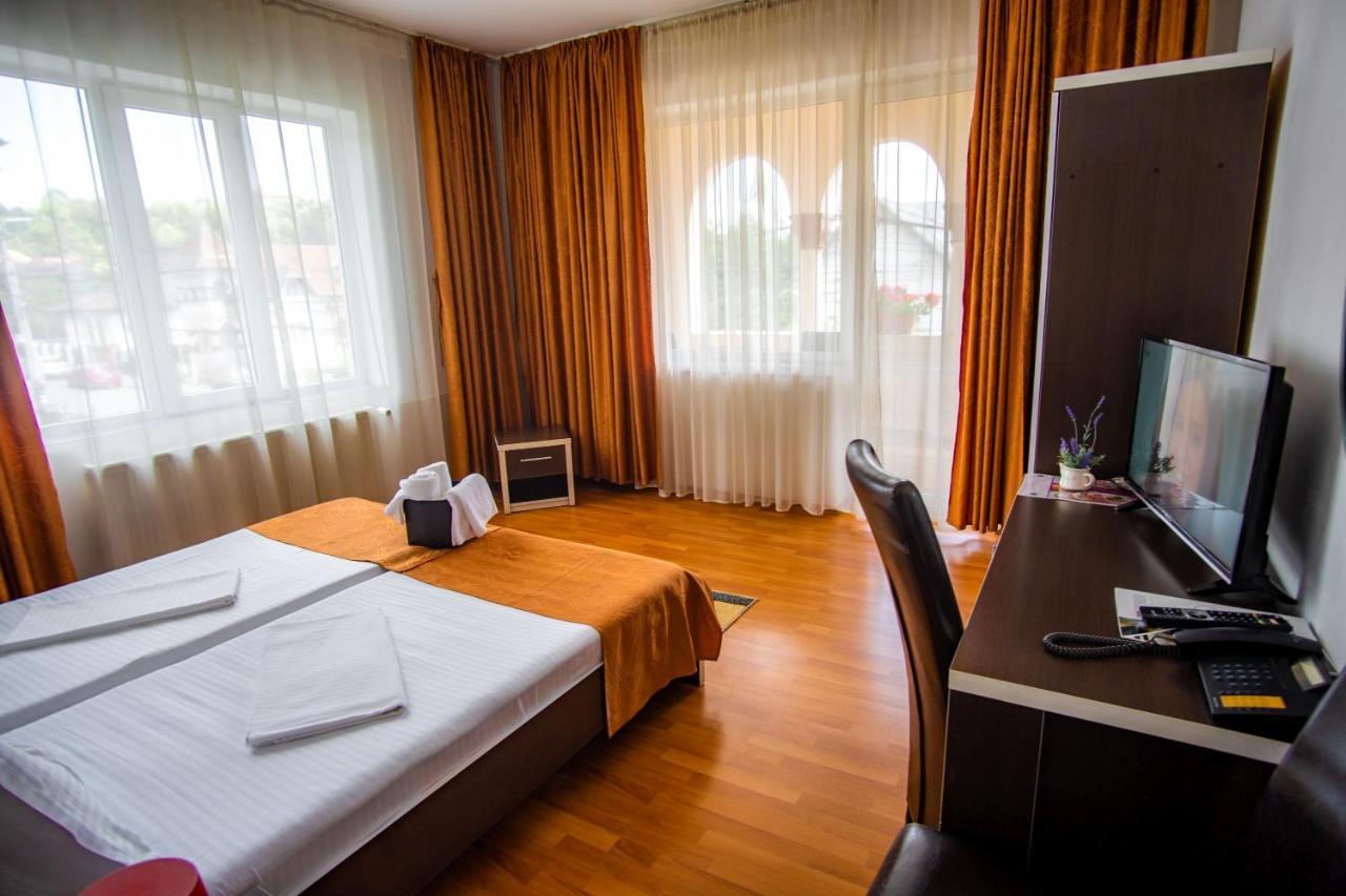 Hotel Turist Pucioasa ภายนอก รูปภาพ