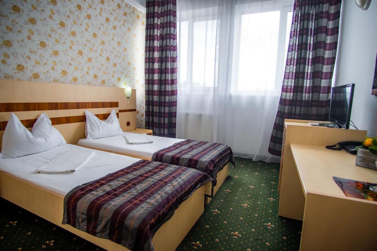 Hotel Turist Pucioasa ภายนอก รูปภาพ