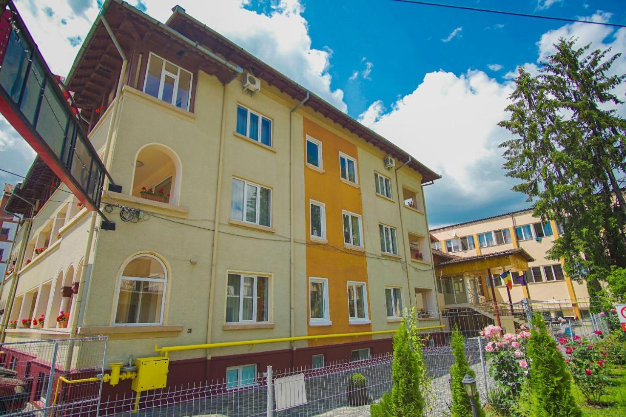 Hotel Turist Pucioasa ภายนอก รูปภาพ