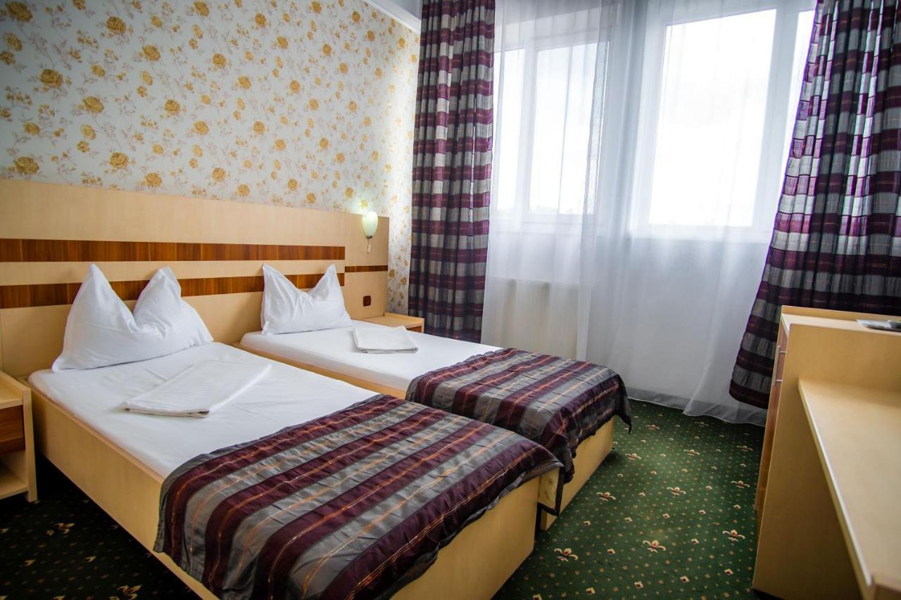 Hotel Turist Pucioasa ภายนอก รูปภาพ