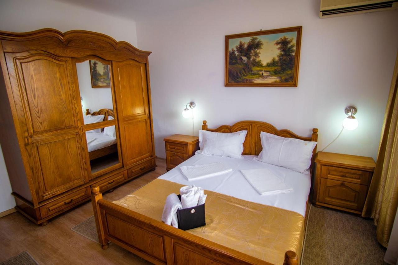 Hotel Turist Pucioasa ภายนอก รูปภาพ