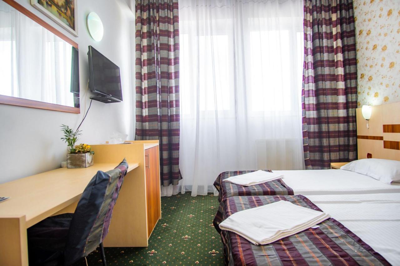 Hotel Turist Pucioasa ภายนอก รูปภาพ