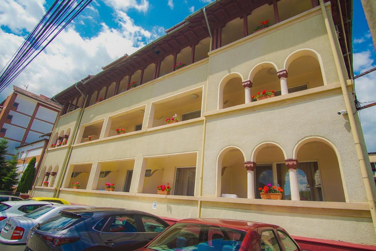 Hotel Turist Pucioasa ภายนอก รูปภาพ