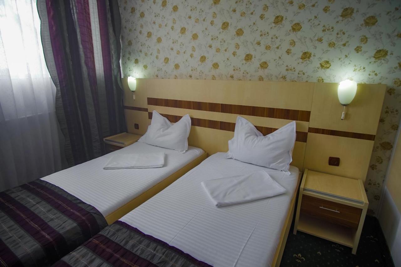 Hotel Turist Pucioasa ภายนอก รูปภาพ