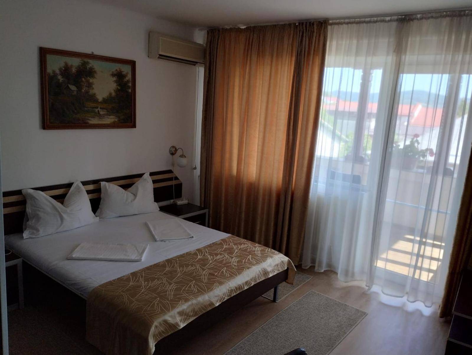Hotel Turist Pucioasa ภายนอก รูปภาพ